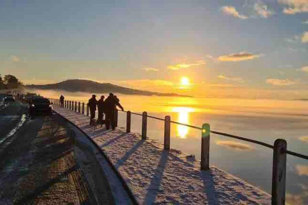 Watersedge Retreat, Views, Sunsets, Dogs Welcome Holiday home *