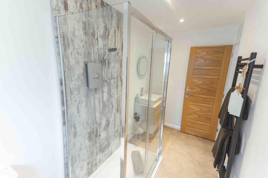 Watersedge Retreat, Views, Sunsets, Dogs Welcome Sandside (Beetham)
