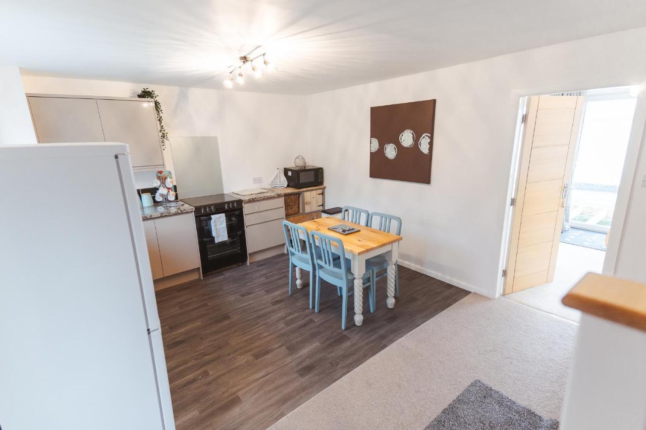Watersedge Retreat, Views, Sunsets, Dogs Welcome Holiday home *