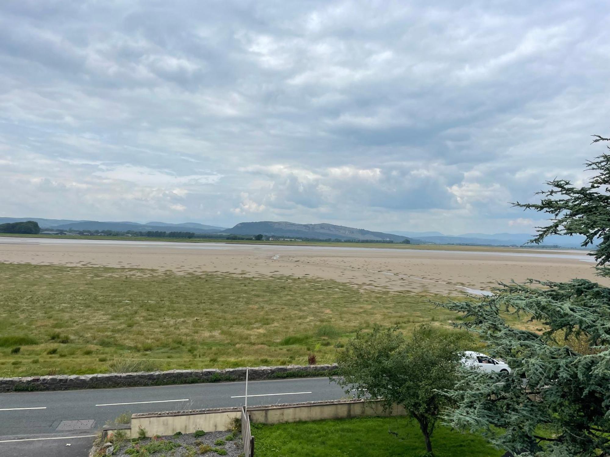 Watersedge Retreat, Views, Sunsets, Dogs Welcome Sandside (Beetham)