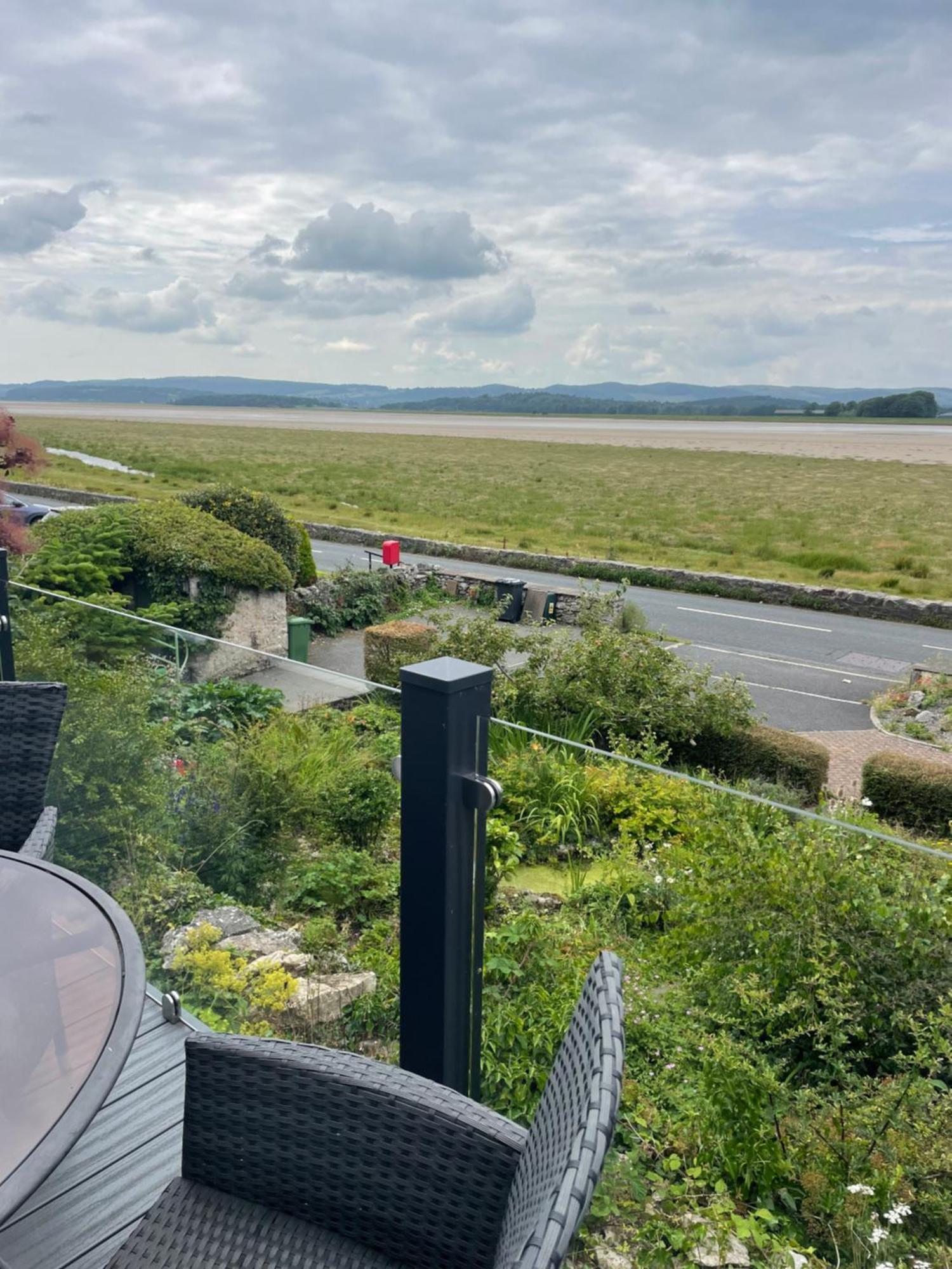 Watersedge Retreat, Views, Sunsets, Dogs Welcome Sandside (Beetham)