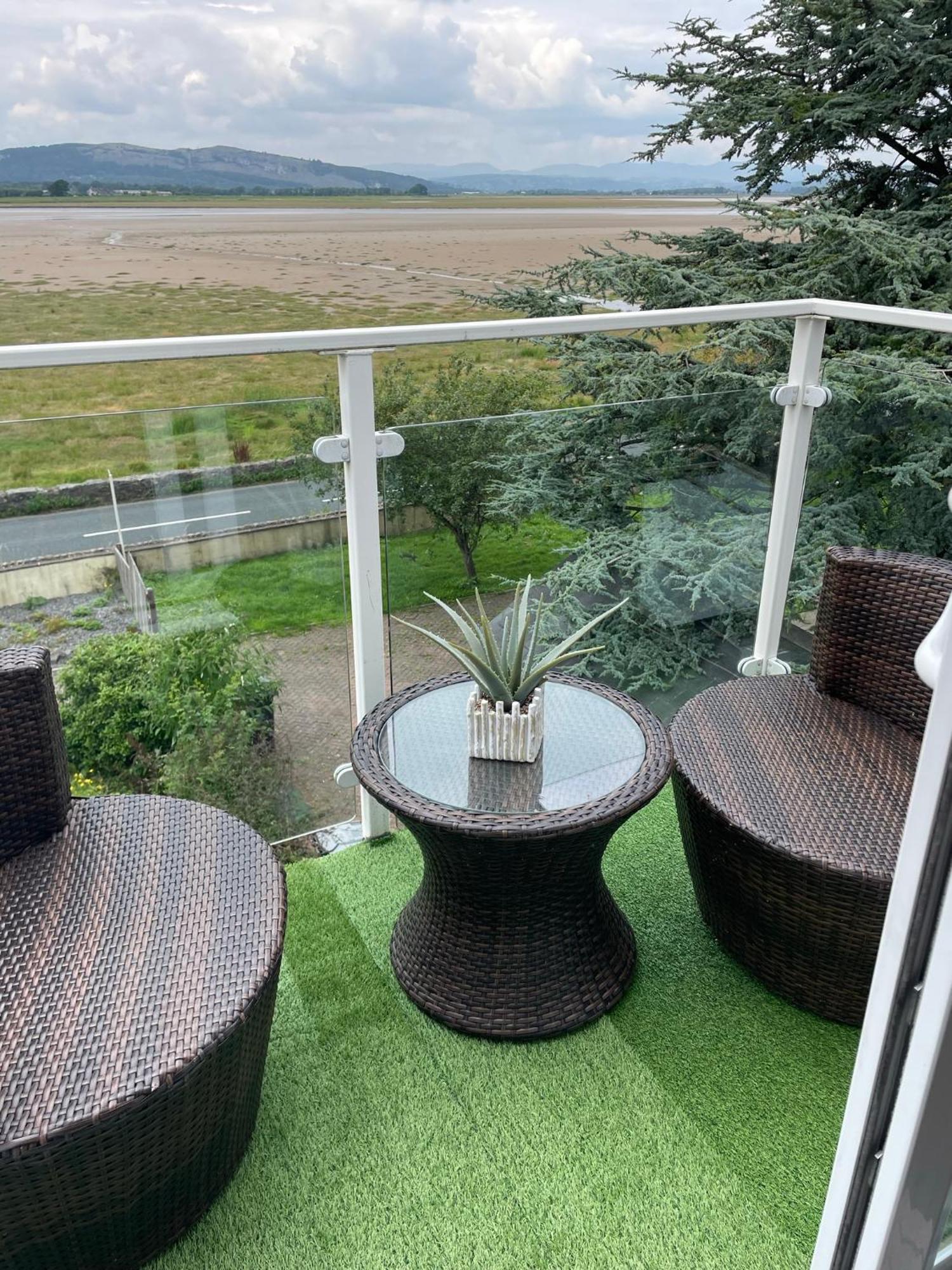 Watersedge Retreat, Views, Sunsets, Dogs Welcome Sandside (Beetham)